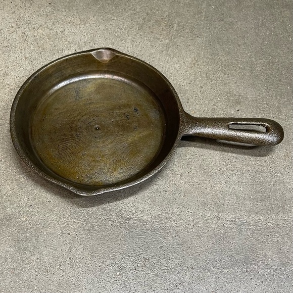 Vintage Cast Iron Skillet Pan Pouring Spouts Made In Taiwan - Picture 3 of 7